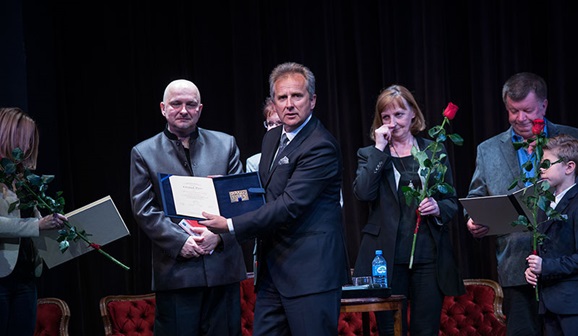 Andrzej i Jolanta Rudniccy, laureaci nagrody specjalnej oraz Sławomir Rogowski, członek KRRiT (fot. Wojciech Kusiński, PR)