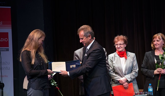 Agnieszka Czarkowska, laureatka Nagrody Grand Prix KRRiT im. Witolda Zadrowskiego oraz Sławomir Rogowski, członek KRRiT (fot. Wojciech Kusiński, PR)