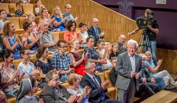 Członek KRRiT prof. Janusz Kawecki oklaskiwany przez publiczność Festiwalu Mundi