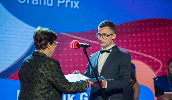 Członek KRRiT Teresa Bochwic wręcza nagrode Grand Prix KRRiT Dominikowi Gilowi