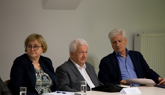 Członkowie KRRiT prof. Janusz Kawecki i Andrzej Sabatowski siedzący za stołem