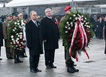 od lewej: Andrzej Siezieniewski, prezes Polskiego Radia, Jan Dworak, przewodniczący Krajowej Rady Radiofonii i Telewizji przed Grobem Nieznanego Żołnierza w Warszawie (fot. Agencja East News)