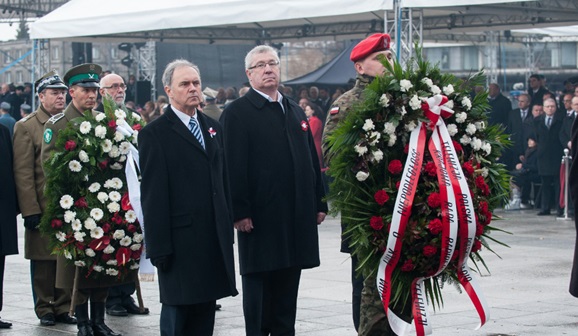 od lewej: Andrzej Siezieniewski, prezes Polskiego Radia, Jan Dworak, przewodniczący Krajowej Rady Radiofonii i Telewizji przed Grobem Nieznanego Żołnierza w Warszawie (fot. Agencja East News)