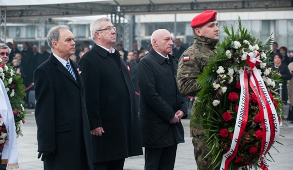 od lewej: Andrzej Siezieniewski, prezes Polskiego Radia, Jan Dworak, przewodniczący Krajowej Rady Radiofonii i Telewizji, Janusz Daszczyński, prezes Telewizji Polskiej przed Grobem Nieznanego Żołnierza w Warszawie (fot. Agencja East News)