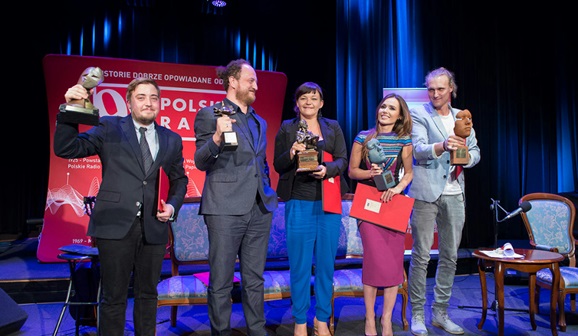 Zwycięzcy nagród Teatru Polskiego Radia, od lewej: Ignacy Zalewski, Szymon Bogacz, Julia Mark, Marta Żmuda-Trzebiatowska oraz Karol Dziuba (fot. archiwum Teatru Polskiego Radia)