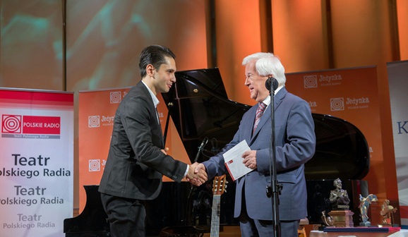 Od lewej: Otar Saralidze, laureat nagrody „Arete 2017” za debiut aktorski  i prof. Janusz Kawecki, członek KRRiT (fot. Wojciech Kusiński)