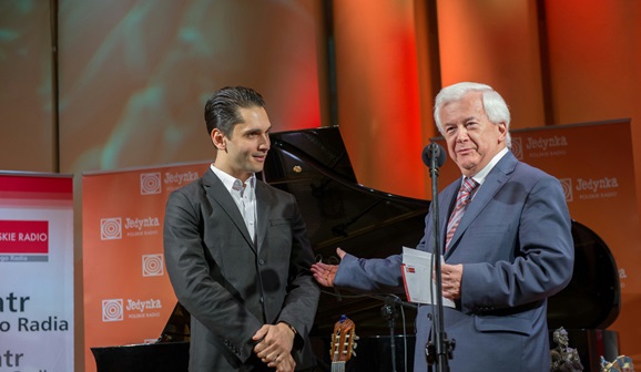 Od lewej: Otar Saralidze, laureat nagrody „Arete 2017” za debiut aktorski  i prof. Janusz Kawecki, członek KRRiT (fot. Wojciech Kusiński)