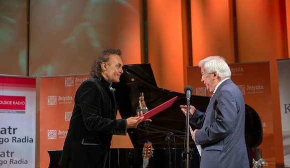 Od lewej: Piotr Salaber, laureat nagrody „Amadeusz 2017” za debiut kompozytorski  i prof. Janusz Kawecki, członek KRRiT (fot. Wojciech Kusiński)