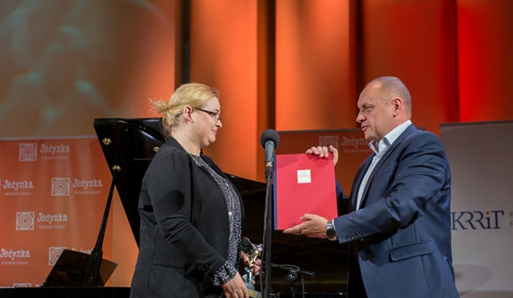 Od lewej: Izabela Żukowska, laureatka nagrody „Talanton 2017” za debiut dramaturgiczny i Rafał Porzeziński, dyrektor i redaktor naczelny radiowej Jedynki (fot. Wojciech Kusiński)