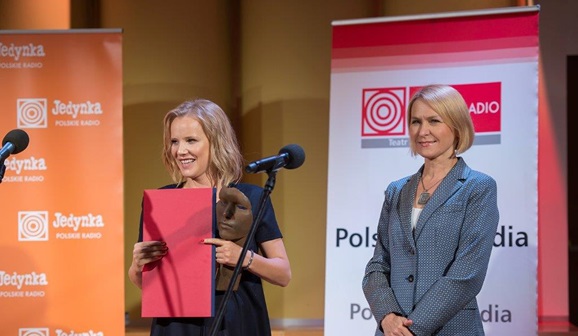 Od lewej: Joanna Kulig, laureatka nagrody „Arete 2016” za debiut aktorski, Barbara Stanisławczyk-Żyła, Prezes Zarządu Polskiego Radia S.A. (fot. Wojciech Kusiński/Polskie Radio)