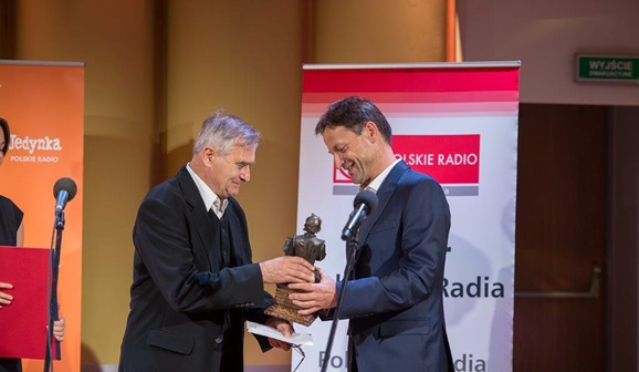 Od lewej: Olgierd Łukaszewicz i Mariusz Malec, laureat nagrody „Don Kichot 2016” za debiut reżyserski (fot. Wojciech Kusiński/Polskie Radio)