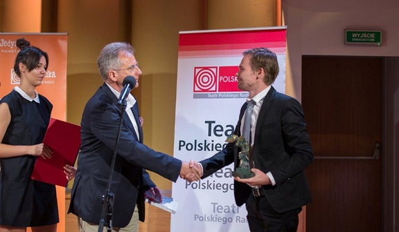 Od lewej: Sławomir Rogowski, członek KRRiT i Marcin Partyka, laureat nagrody „Amadeusz 2016” za debiut kompozytorski (fot. Wojciech Kusiński/Polskie Radio)