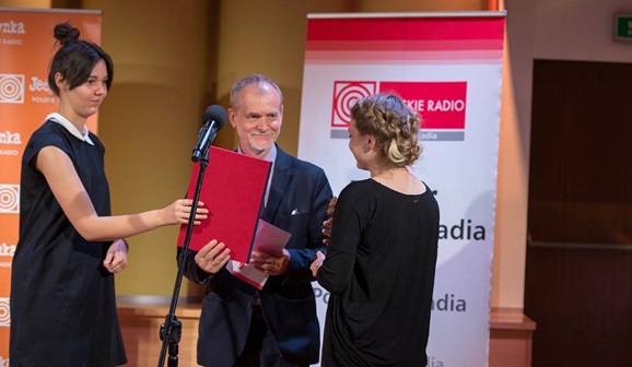 Od lewej: Jerzy Kłosiński, członek Zarządu Polskiego Radia S.A. i Sandra Szwarc, laureatka nagrody „Talanton 2016” za debiut dramaturgiczny (fot. Wojciech Kusiński/Polskie Radio)