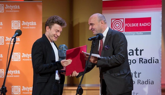 Od lewej: Krzysztof Szczepaniak, laureat nagrody „Arete 2016” za debiut aktorski i Artur Kubaj, Przewodniczący Rady Nadzorczej Polskiego Radia S.A. (fot. Wojciech Kusiński/Polskie Radio)