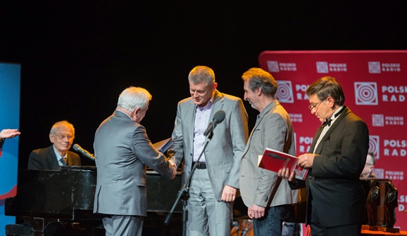 Od lewej: Leszek Długosz, prof. Janusz Kawecki, członek KRRiT, Henryk Dedo, Waldemar Kasperczak, Wojciech Markiewicz (fot. Wojciech Kusiński)