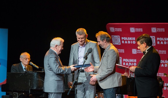 Od lewej: Leszek Długosz, prof. Janusz Kawecki, członek KRRiT, Henryk Dedo, Waldemar Kasperczak, Wojciech Markiewicz (fot. Wojciech Kusiński)