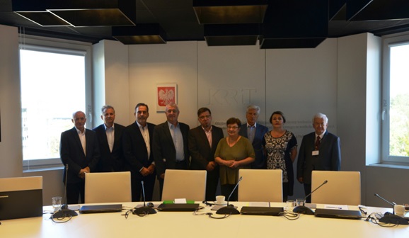 Od lewej: Krzysztof Luft, Sławomir Rogowski, Witold Graboś, Jan Dworak, przewodniczący KRRiT Witold Kołodziejski, Teresa Bochwic, Andrzej Sabatowski, Elżbieta Więcławska-Sauk, prof. Janusz Kawecki (fot. KRRiT)
