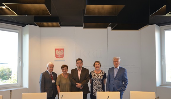 Od lewej: prof. Janusz Kawecki, Teresa Bochwic, przewodniczący KRRiT Witold Kołodziejski, Elżbieta Więcławska-Sauk, Andrzej Sabatowski (fot. KRRiT)