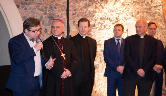 Od lewej: Przewodniczący KRRiT Witold Kołodziejski, Sekretarz Generalny Konferencji Episkopatu Polski Biskup Artur Miziński, Rzecznik Konferencji Episkopatu Polski ks. dr Paweł Rytel-Andrianik, prezes Superstacji Adam Stefanik, o. Jan Król, prezes Grupy Eurozet Andrzej Matuszyński (fot. Tomasz Kiełczewski)