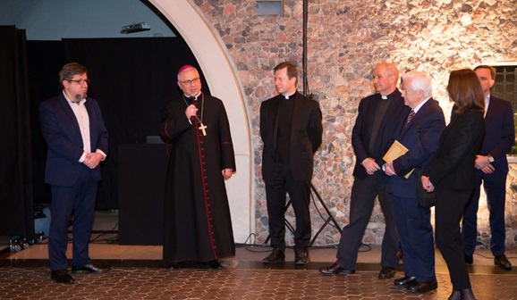 Od lewej: Przewodniczący KRRiT Witold Kołodziejski, Sekretarz Generalny Konferencji Episkopatu Polski Biskup Artur Miziński, Rzecznik Konferencji Episkopatu Polski ks. dr Paweł Rytel-Andrianik, o. Jan Król, członek KRRiT prof. Janusz Kawecki, rzecznik prasowy KRRiT Teresa Brykczyńska (fot. Tomasz Kiełczewski)