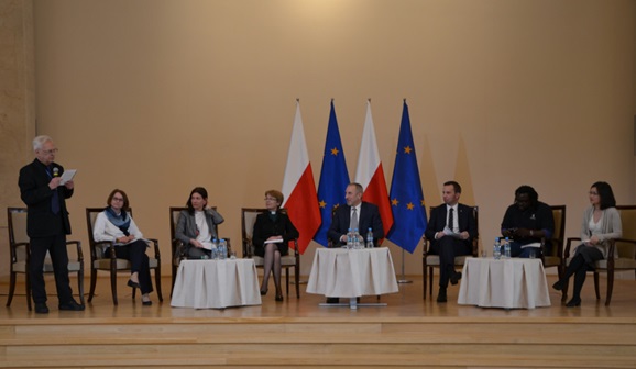 From the left: Prof. Jacek Kurczewski, advisor to the Government Plenipotentiary for Equal Treatment, Dr. Magdalena Ratajczak, PhD, Institute of International Studies, University of Wrocław, Barbara Stachowiak, Director, KRRiT Department of Public Media, Halina Radacz, Evangelical Church of the Augsburg Confession in Poland, Andrzej Siciński, Polish Seventh-day Adventist Church, Rafał Bartek, Co-chairman, Joint Committee of the Government and Ethnic and National Minorities, Mamadou Diouf, Africa Another Way Foundation,Ton Van Anh, Vietnamese minority in Poland (photo KRRiT)