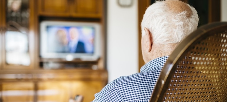 starszy mężczyzna przed tv