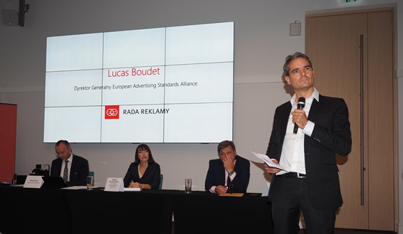 Przemawiający Lucas Boudet Dyrektor Generalny EASA
