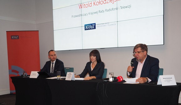 Przewodniczący KRRiT przemawia podczas konferencji prasowej