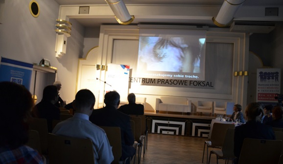 Pokaz filmu na początku konferencji (fot. S.Maksymowicz/KRRiT)