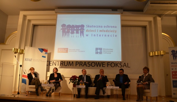 Panel dyskusyjny, od lewej: Anna Borowska - Ośrodek Rozwoju Edukacji, Ewa Rżysko - Stowarzyszenie Twoja Sprawa, Paweł Woliński - Związek Dużych Rodzin "Trzy Plus", Marcin Bochenek - NASK, Łukasz Wojtasik - Fundacja Dzieci Niczyje, Barbara Turowska - Dyr. Departamentu Monitoringu Biura KRRiT, prowadząca panel (fot. S.Maksymowicz/KRRiT)