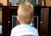 fotografia oprawowa: dziecko przed telewizorem
