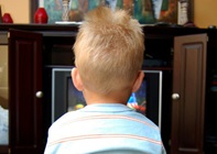 Fotografia dziecka przed telewizorem (Annalog85/freeimages.com)