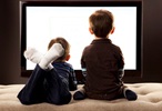 dwóch chłopców oglądających telewizję