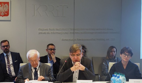 Przewodniczący KRRiT Witold Kołodziejski i Członek KRRiT Janusz Kawecki siedzący za stołem