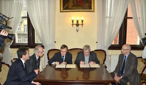 Dokument sygnowali JM Rektor Uniwersytetu Jagiellońskiego, prof. dr hab. med. Wojciech Nowak i Jan Dworak, przewodniczący Krajowej Rady Radiofonii i Telewizji (fot. Anna Wojnar)